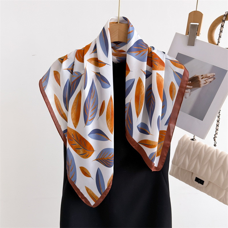 Luxury Brand Print 70cm Square - Luxury Bags Duffle recension och pris
