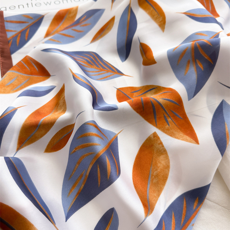 Luxury Brand Print 70cm Square - Luxury Bags Duffle recension och pris